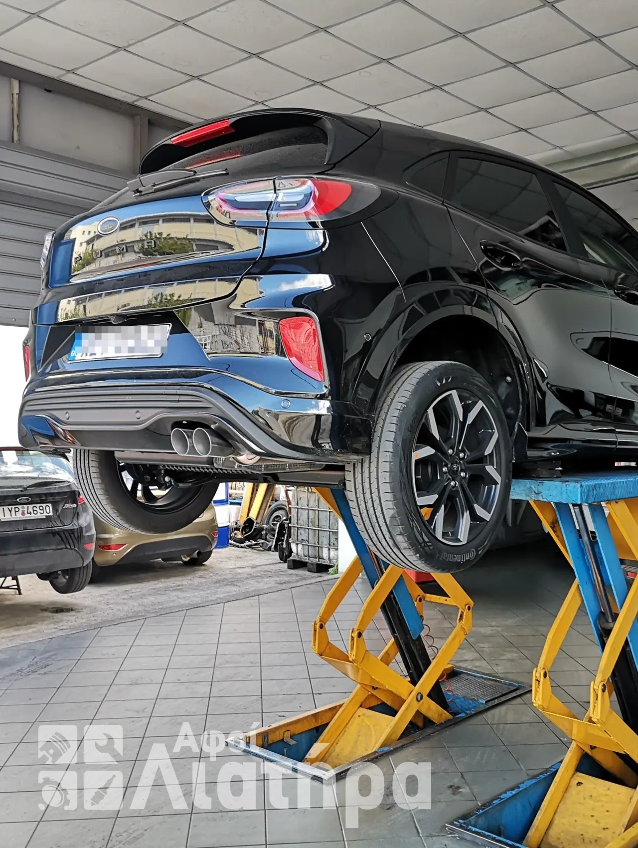 Ford Puma πάνω στο αναβατόριο στο συνεργείο Λιατήρα