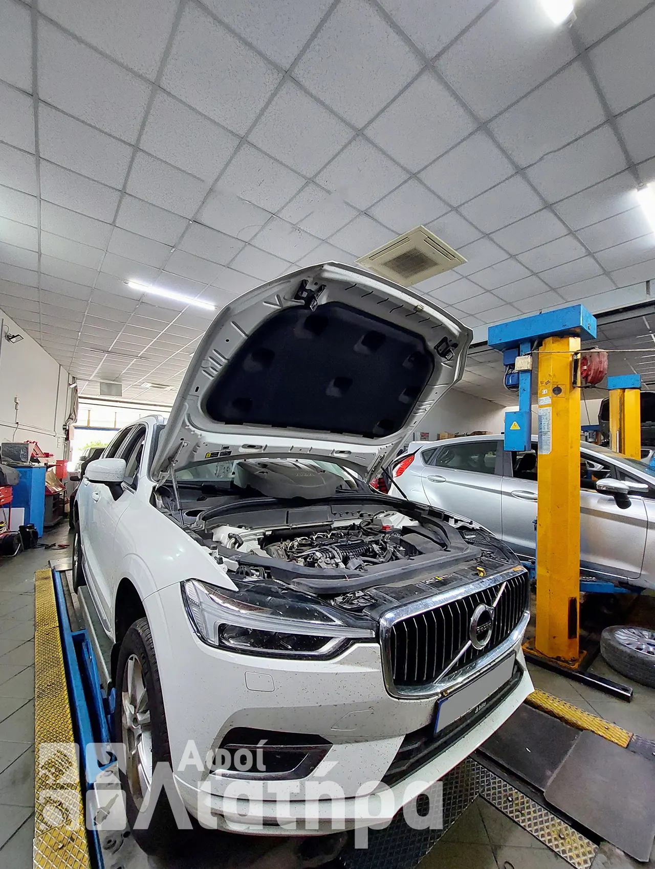 Ανοικτό καπό σε Λευκό Volvo